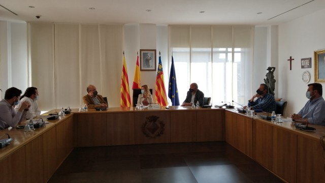 Ayuntamiento y el Villarreal coordinan el protocolo para el viaje de aficionados a la final de Polonia 