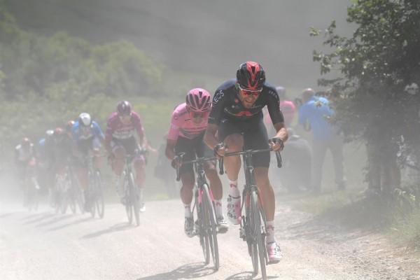 Bernal rompe a Evenepoel en el 'sterrato' en una etapa ganada por Schmid