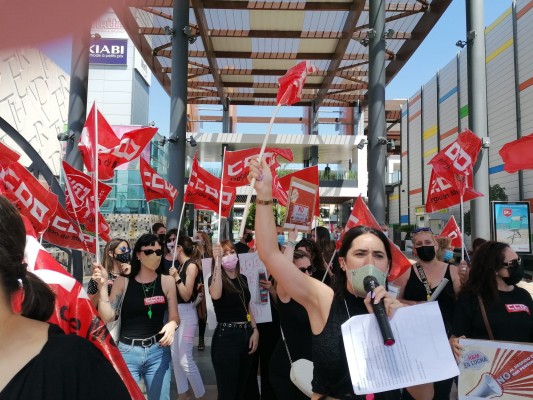 La plantilla de H&M en la Región se echa a la calle contra del ERE en sus tiendas