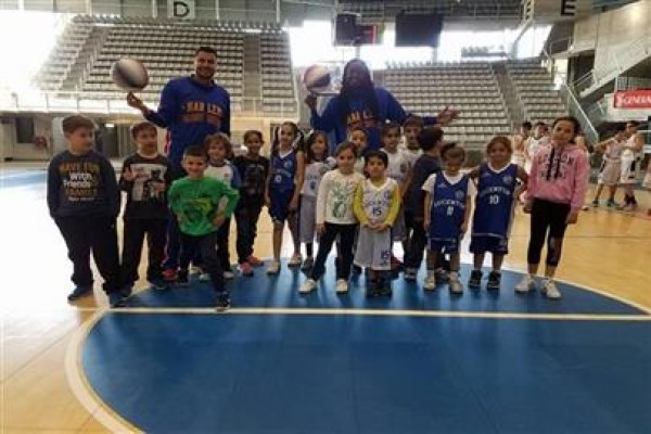 Los Harlem Globertrotters enseñan hábitos saludables a la base del Lucentum

