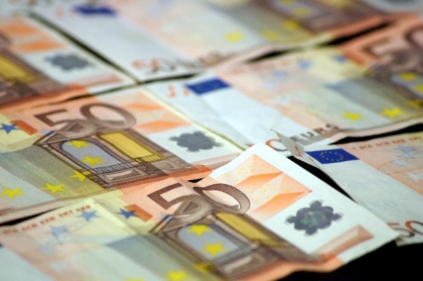 La UE estudia elevar a 10.000 euros el máximo para las compras en efectivo mientras en España se prevé reducirlo a 1.000 euros
