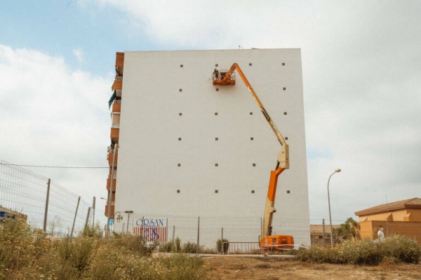 El alicantino Marest remata un mural en Villena e inicia una ruta con cinco intervenciones por Europa