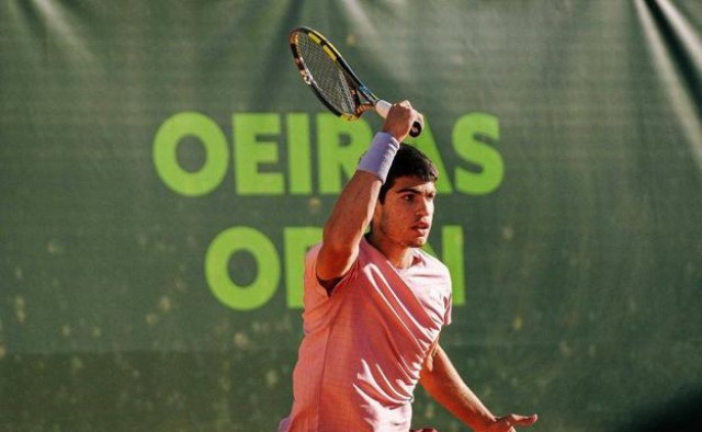 Alcaraz sigue adelante en Oeiras tras ganar un duro partido ante el estadounidense Nakashima