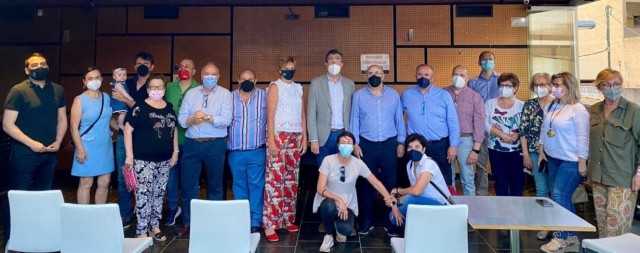 Ballesta arropa al nuevo portavoz del PP en Beniaján rodeado de su equipo