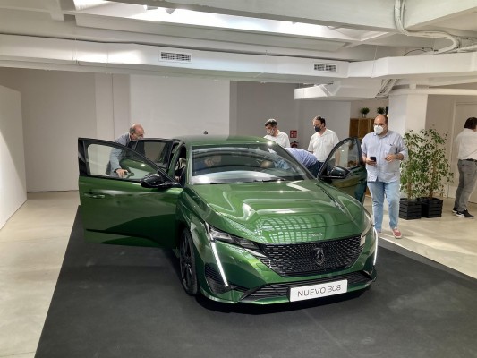 Peugeot lanzará en junio el nuevo 308, que estrena logo y contará con dos versiones híbridas plugin