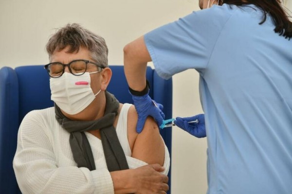 Los menores de 60 años vacunados con AstraZeneca recibirán la segunda dosis de Pfizer