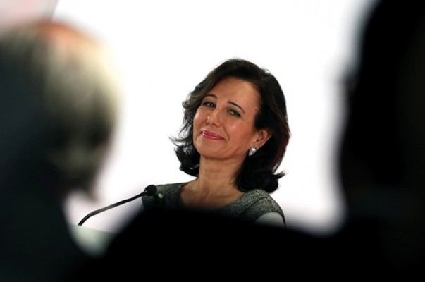 Banco Santander acecha el trono de CaixaBank en suscripciones netas de fondos de inversión