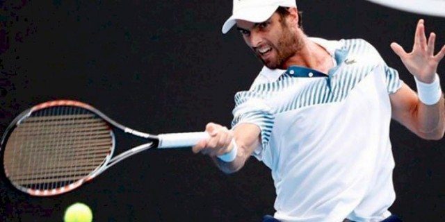Pablo Andújar brilla en el regreso de Federer