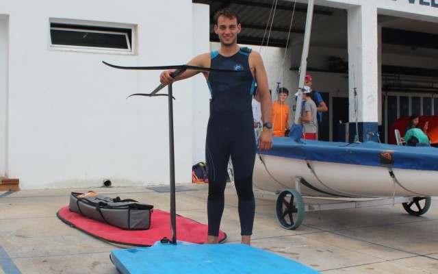 Vueling ofrece 50 euros a un windsurfista de Xàbia tras romperle la tabla valorada en 3.000