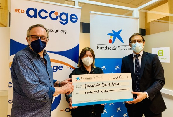 Fundación 'La Caixa' y CaixaBank colaboran con Elche Acoge en la escuela de deporte para jóvenes migrantes 