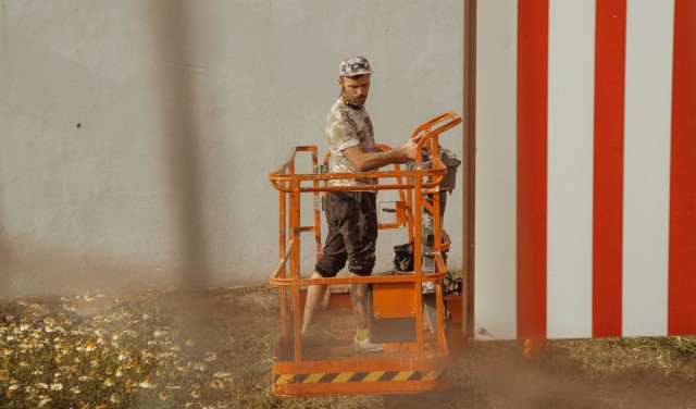 El artista internacional Antonyo Marest inicia su nuevo mural de gran formato en Villena 
