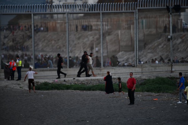 Marlaska afirma que 1.600 de los 6.000 migrantes llegados a Ceuta han sido devueltos