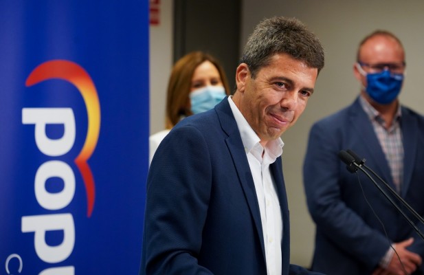  Mazón 'aterriza' en Les Corts y ya hace oposición a Puig