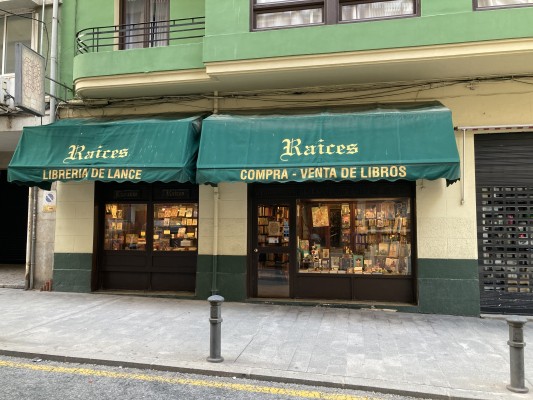 Llibreria Raíces: un Delorian actual i demodé