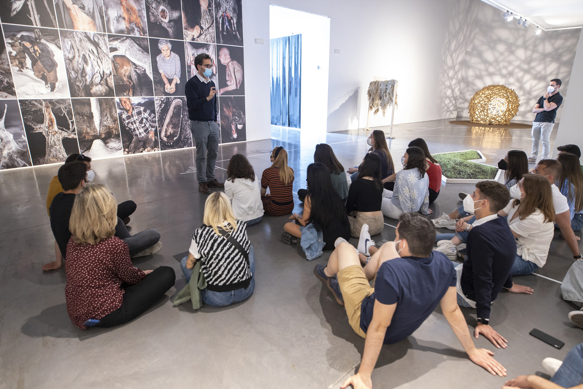 Alumnado del CEU realiza una clase en el museo para aprender a educar en sostenibilidad