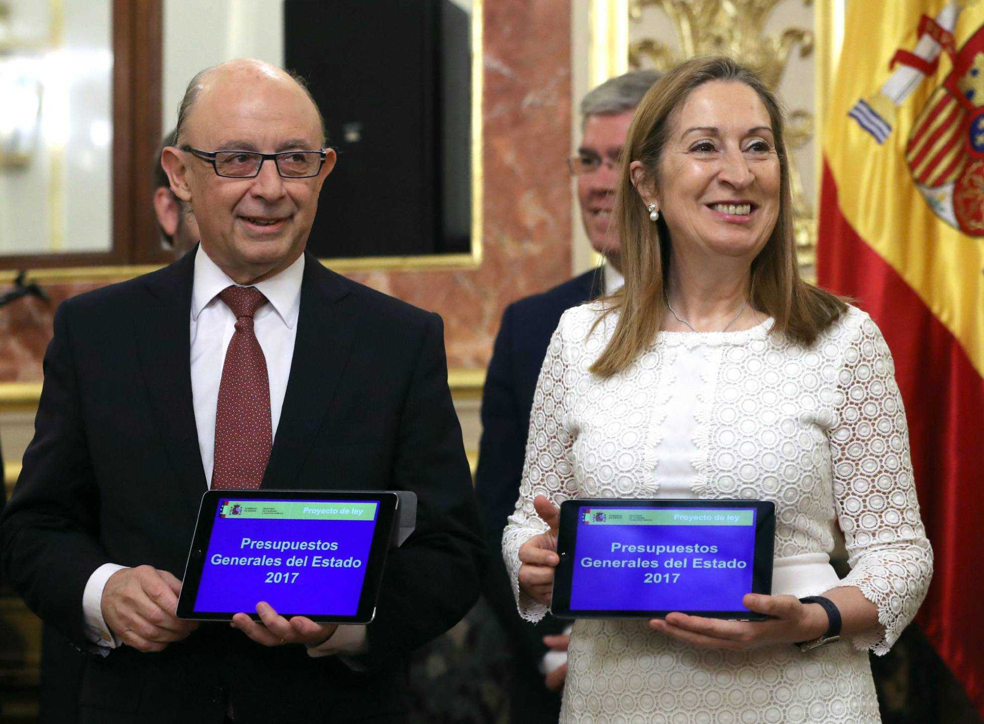 El ministro de Hacienda, Cristóbal Montoro, le entrega los Presupuestos a Ana Pastor. Foto: EFE - 