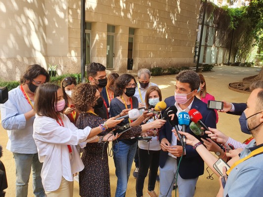 Mazón insiste en la voluntariedad del Fondo de Cooperación; el PSPV le acusa de querer el 'modelo Zaplana'