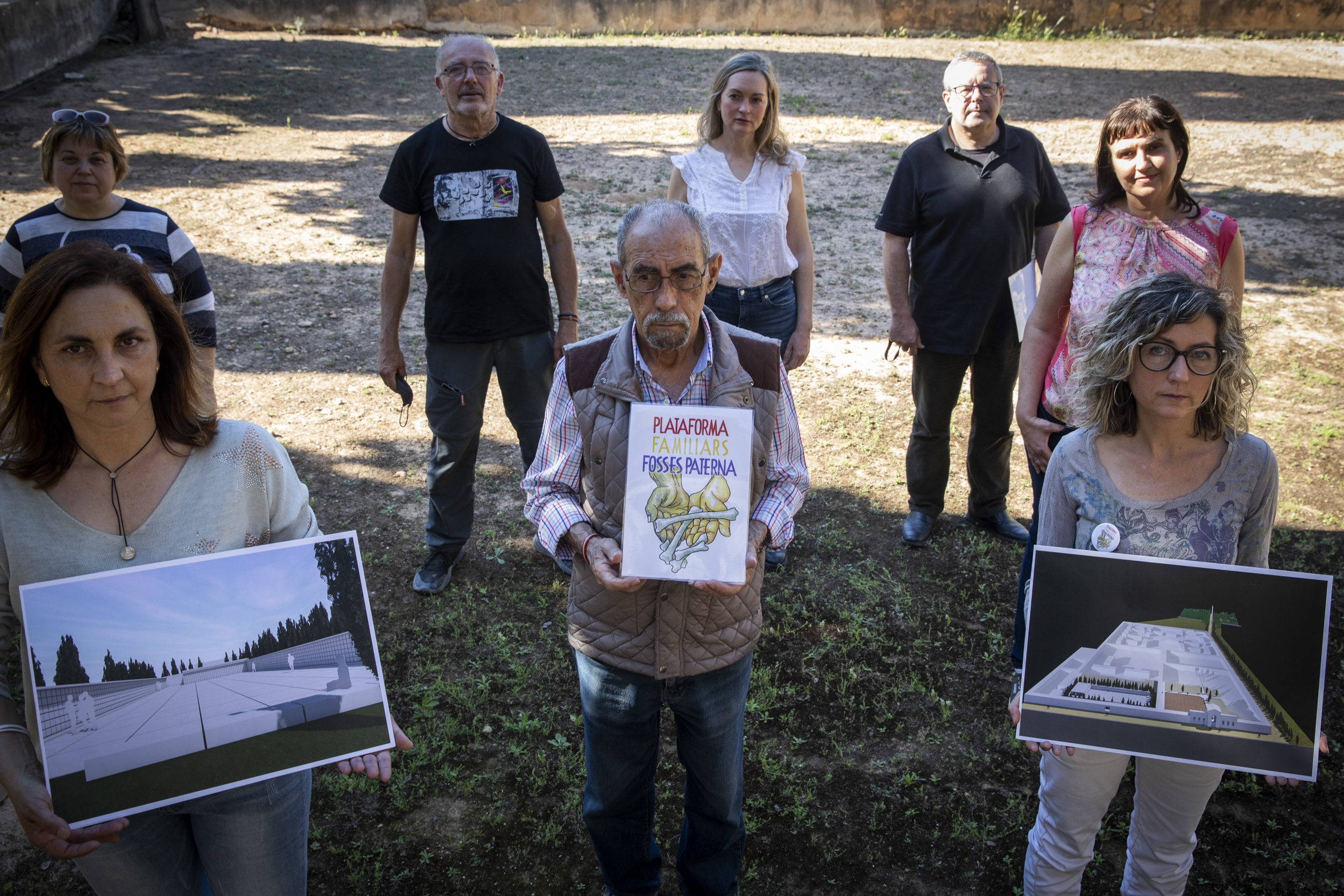 Representantes de la Plataforma de Familiares de Víctimas del Franquismo con los planos del memorial en la explanada del cementerio de Paterna donde se construirá. Foto: EVA MÁÑEZ - 