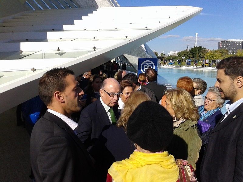 El ministro de Hacienda, Cristóbal Montoro, entre militantes - 