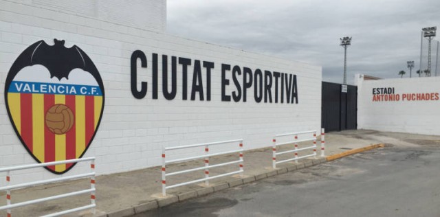 Los padres de un excanterano del Valencia denuncian a la Academia por una posible imprudencia grave