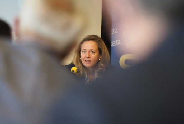 Calviño dice que la retribución de directivos de banca debe ligarse a la situación de los trabajadores