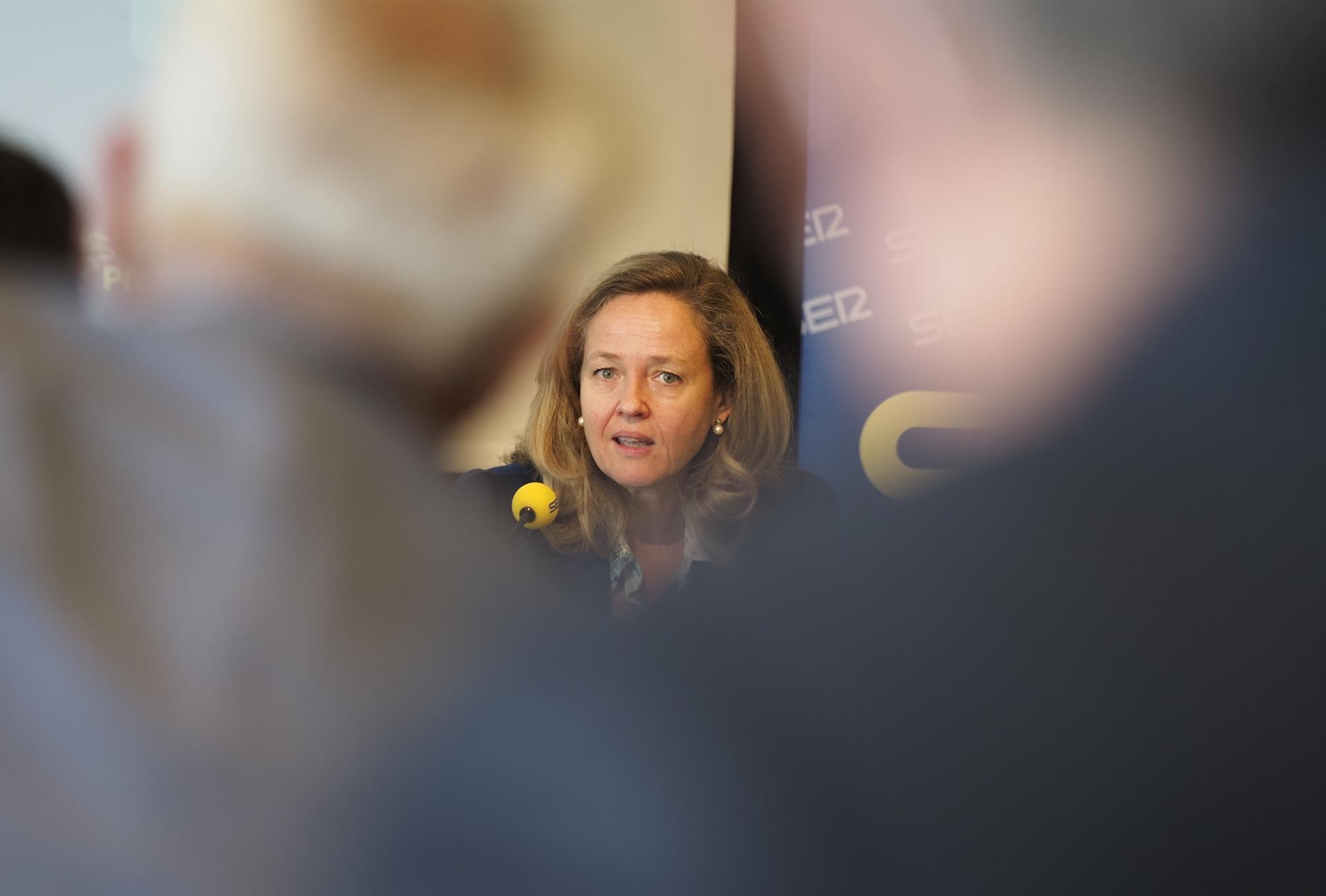 Calviño dice que la retribución de directivos de banca debe ligarse a la situación de los trabajadores