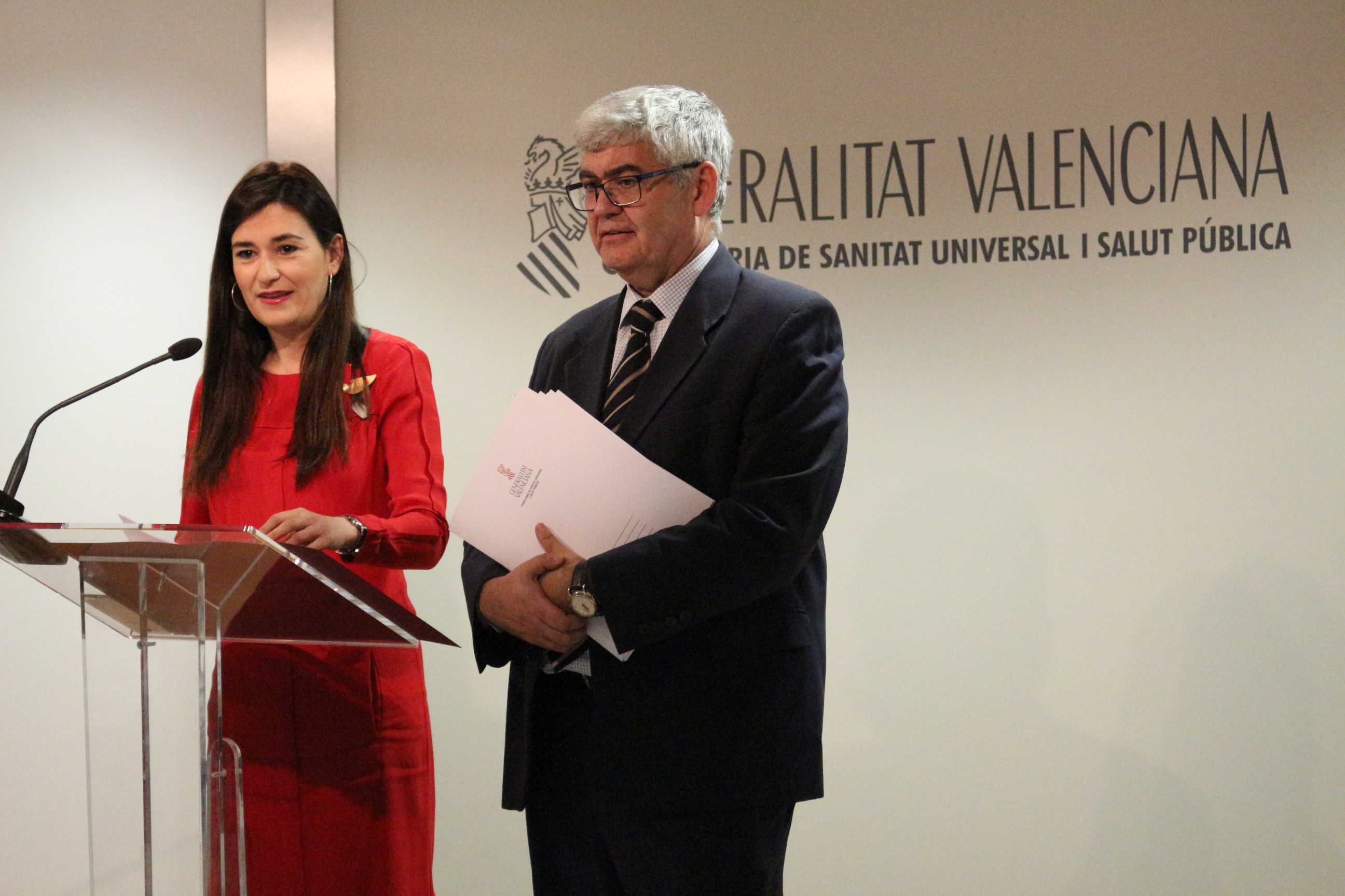 Carmen Montón, consellera de Sanidad, y Justo Herrera, director general de RRHH. - 