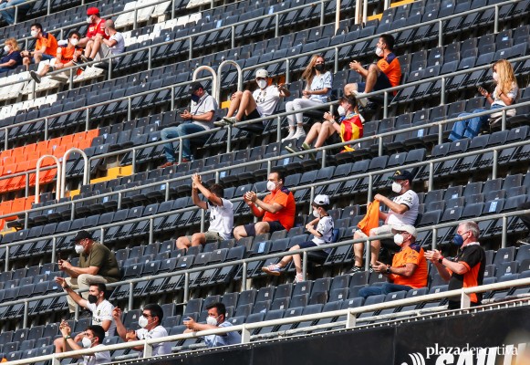 La aficion muestra su rechazo a Lim y Murthy en su vuelta a Mestalla