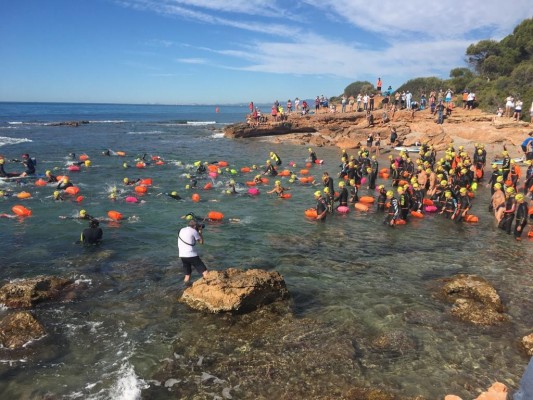 Oropesa del Mar atrae a unos 300 nadadores en la competición internacional Oceanman