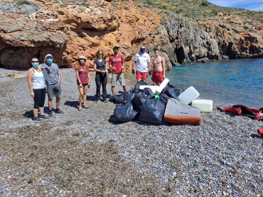 Voluntarios acuden a las playas de Cabo de Palos para hacer frente a la 'basuraleza'