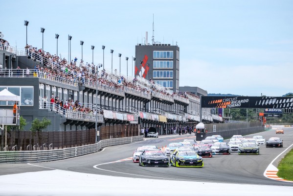 Victoria de Hezemans en la NASCAR con los primeros aficionados en las gradas del Ricardo Tormo