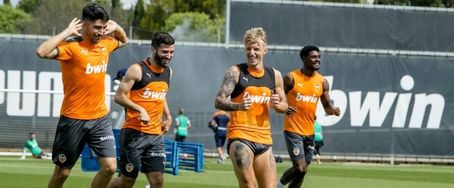 Primer cara a cara de Murthy con la grada de Mestalla