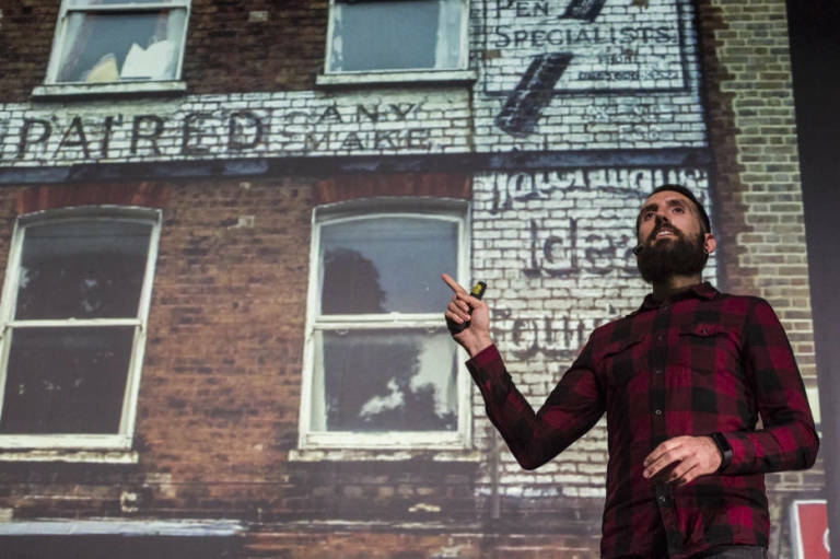 Joan Quirós firma un cartel para Cinema Jove inspirado en la rotulación tradicional