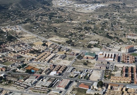 Elda, a punto de ver la luz en la pesadilla de las viviendas de La Jaud