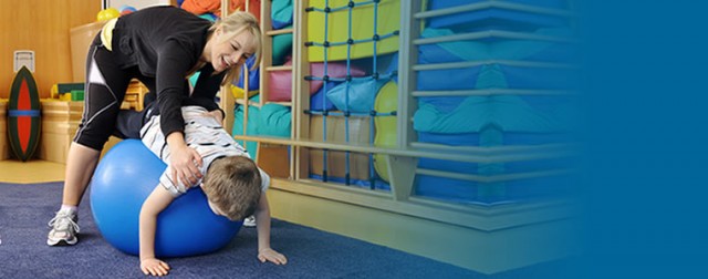 El Colegio de Fisioterapeutas ayudará a evitar lesiones en los escolares
