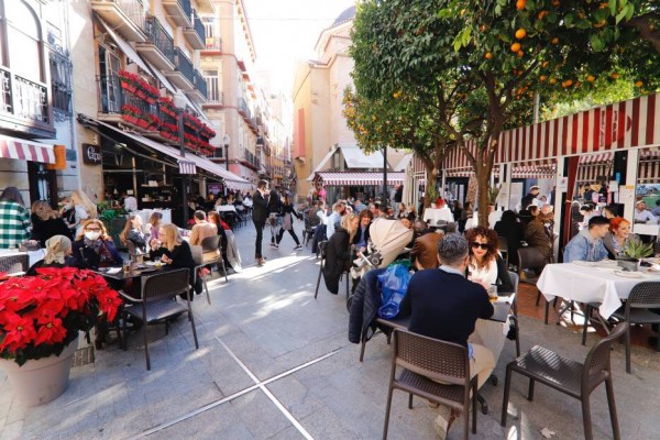 Murcia y Lorca mejoran y avanzan a riesgo bajo: comercios y cines amplían su aforo al 75%