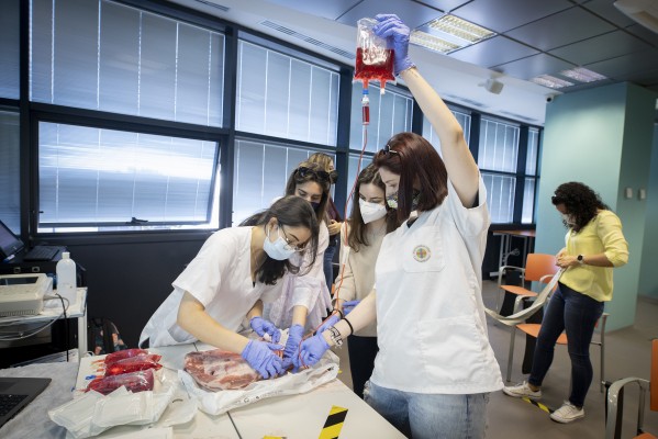 Los estudiantes de Enfermería del CEU de Castelló se entrenan en unas 'olimpiadas' de emergencias