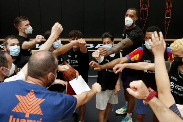 Los embajadores Hermannsson y Williams visitan la sesión de entrenamiento del One Team IX