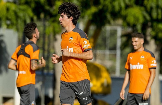 El Valencia anuncia la renovación del juvenil Hugo González
