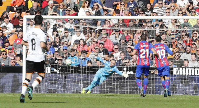 El Valencia rompió hace un año una buena racha del Eibar en Mestalla
