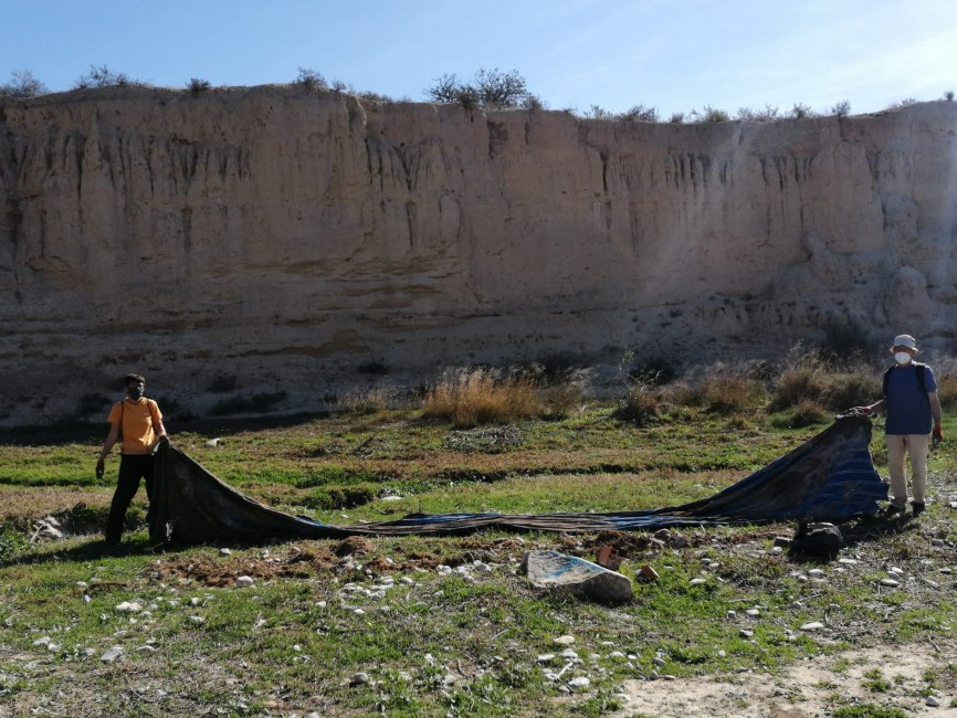 Lucio y Natalie durante una de las limpiezas del cauce del río - 