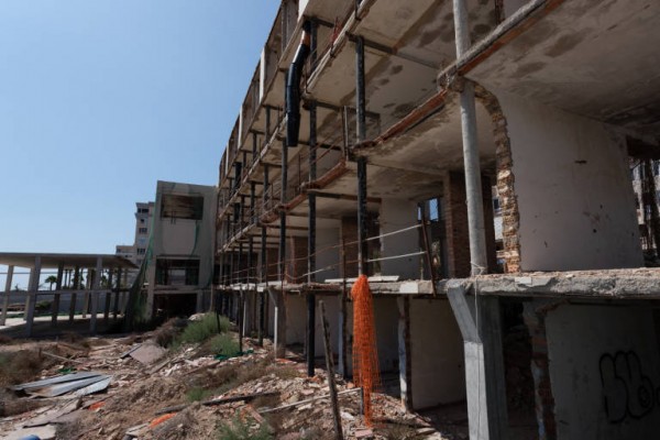 La demolición del hotel de Arenales del Sol podría tener lugar en verano: depende de Costas y no del Consistorio