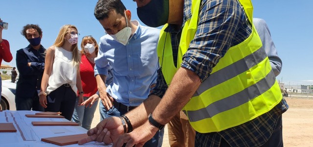 Educación defiende su inversión en la Vega Baja: 150 millones en centros educativos y deportivos  