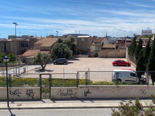 Sant Joan mejora cien plazas de aparcamiento para evitar el colapso de tráfico en el casco urbano