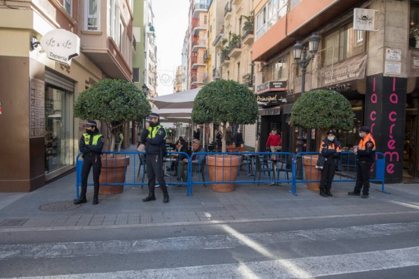 Alicante retoma el control de acceso de Nochevieja en el ocio del Centro tras el fin del cierre perimetral