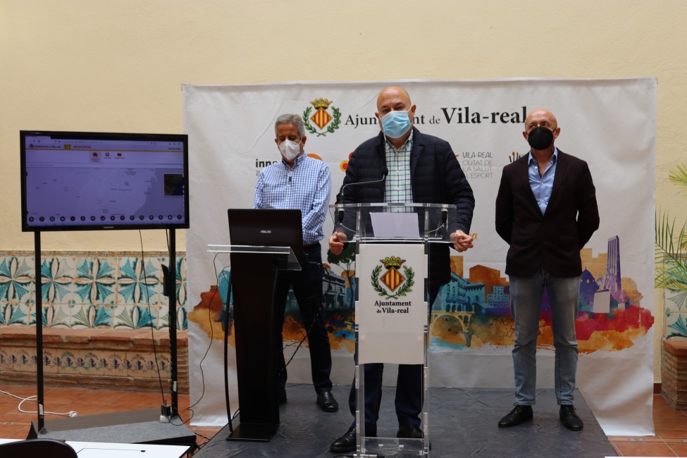 El concejal  de Territorio de Vila-real, Emilio M. Obiol, acompañado por el arquitecto general municipal, Ernesto Ramos, y el técnico del departamento de Nuevas Tecnologías Andrés Ortega, durante la presentación del nuevo geoportal.  - 