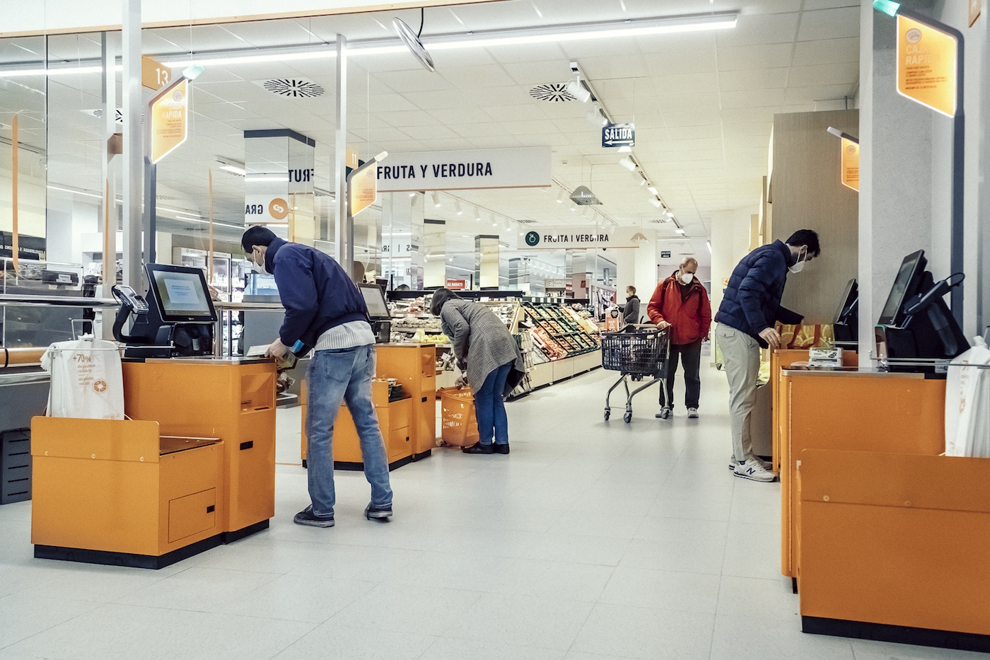 Consum comienza a instalar cajas de autocobro para evitar colas en sus supermercados