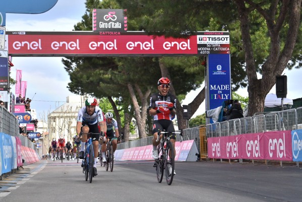 Ewan remonta con fe en Cattolica y Landa abandona tras caída