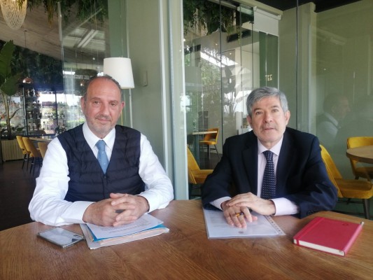 El PSOE de Alicante defiende su propuesta de fondo empresarial ante los economistas