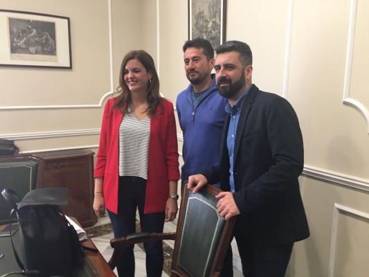 València aplaza la prohibición de aparcar en el carril bus a mayo